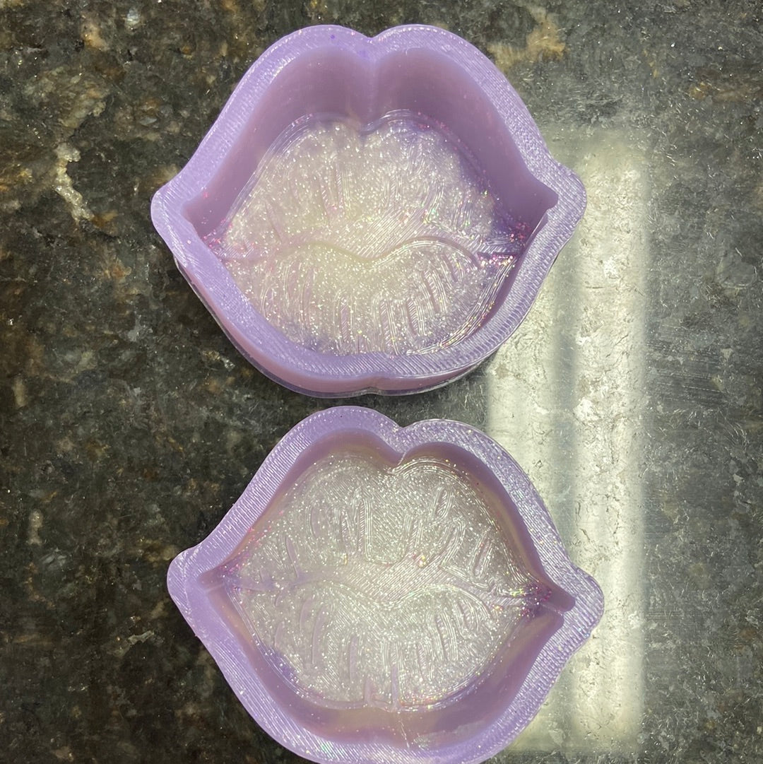 Lip vents destash molds